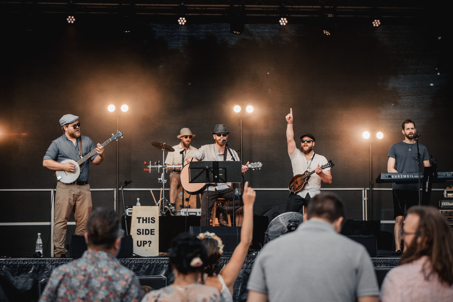 Eskalajam live auf einer Festivalbühne