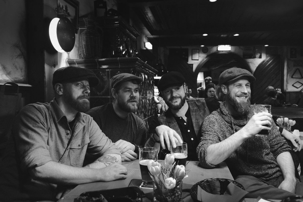 Eskalajam in geselliger Runde im Pub – Mützen, Bier und gute Laune