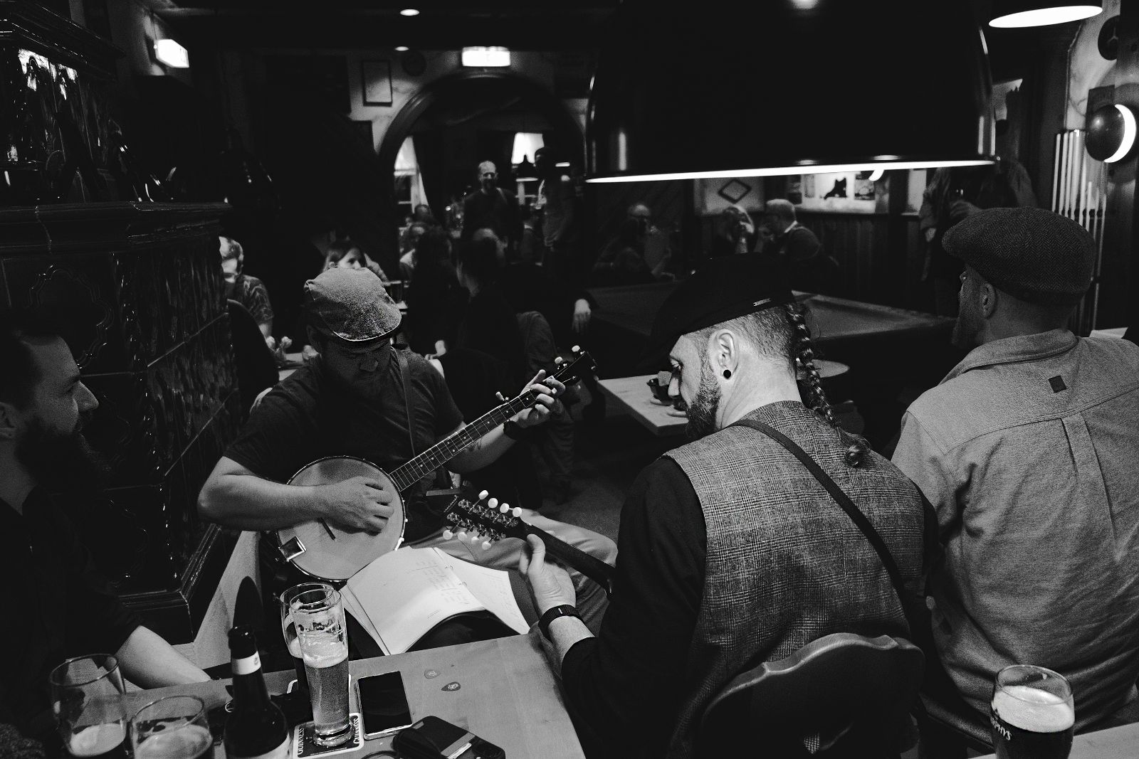Eskalajam bei einer Session am Pub-Tisch – Banjo, Mandoline und Guinness