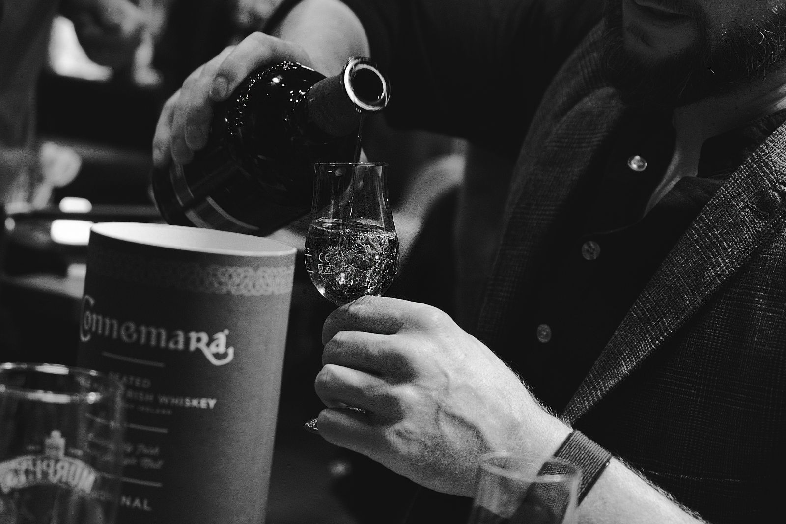 Ein Glas Connemara Irish Whiskey wird im Pub eingeschenkt